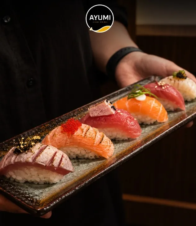 Travessa de nigiris especiais com folha de ouro e ovas na Ayumi Sushi Prime
