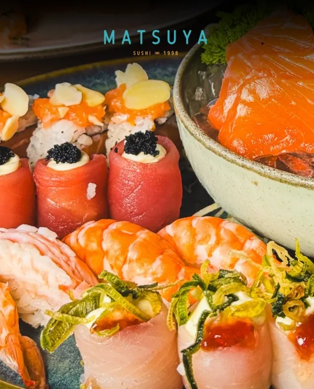 Joe de atum com caviar, ebi nigiri e sashimi de salmão na mesa do Matsuya