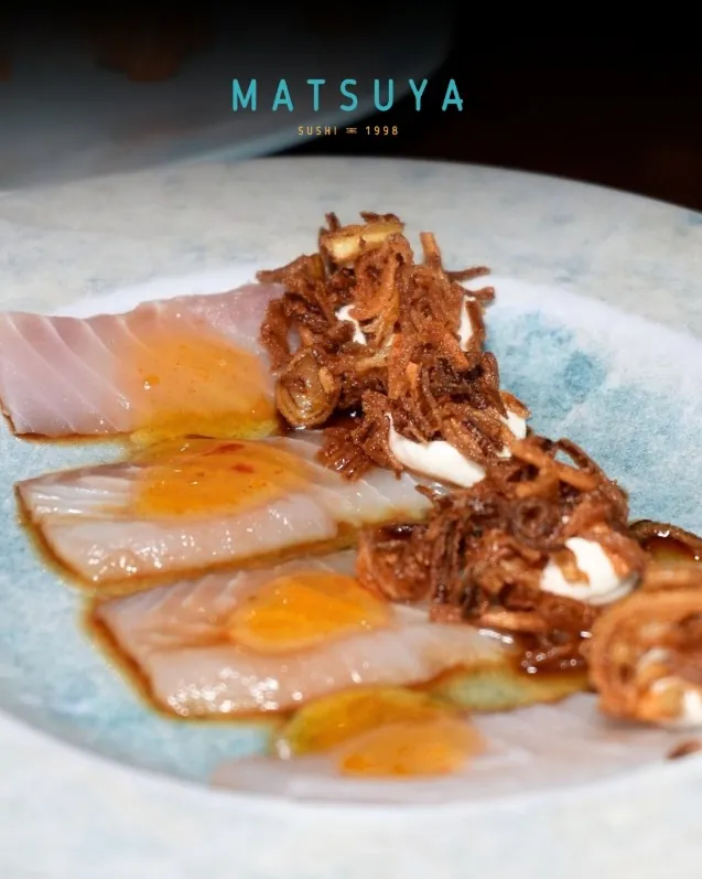 Usuzukuri de peixe branco com molho cítrico e alho-poró crocante no Matsuya