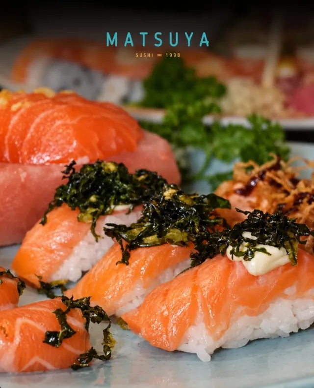 Nigiris de salmão com alga crocante e cream cheese no Matsuya